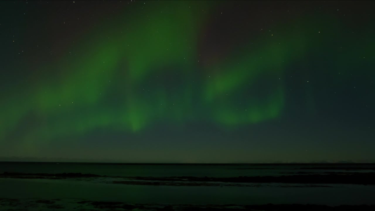 詳情圖-北極光，北極光在冰島，真正的夜空與星星時(shí)間推移，天文現(xiàn)象，太陽(yáng)風(fēng)，地球電磁場(chǎng)。