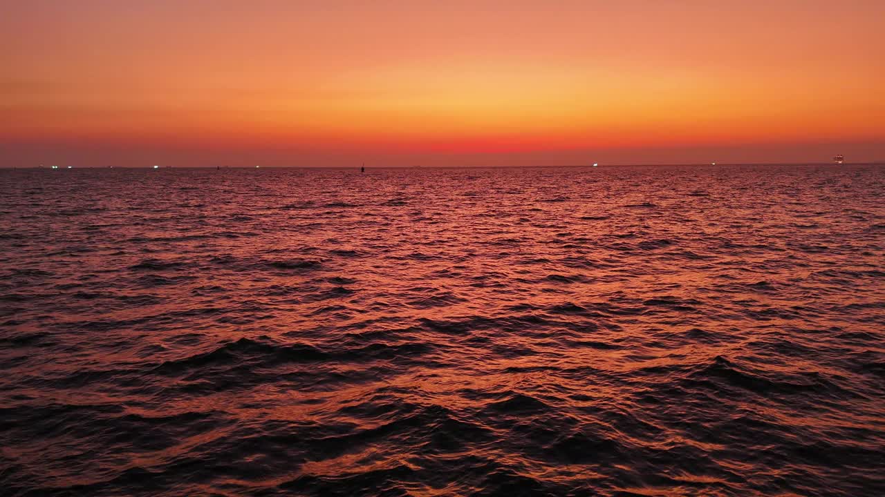 海上美丽的日落。日落后的海上鸟瞰图。