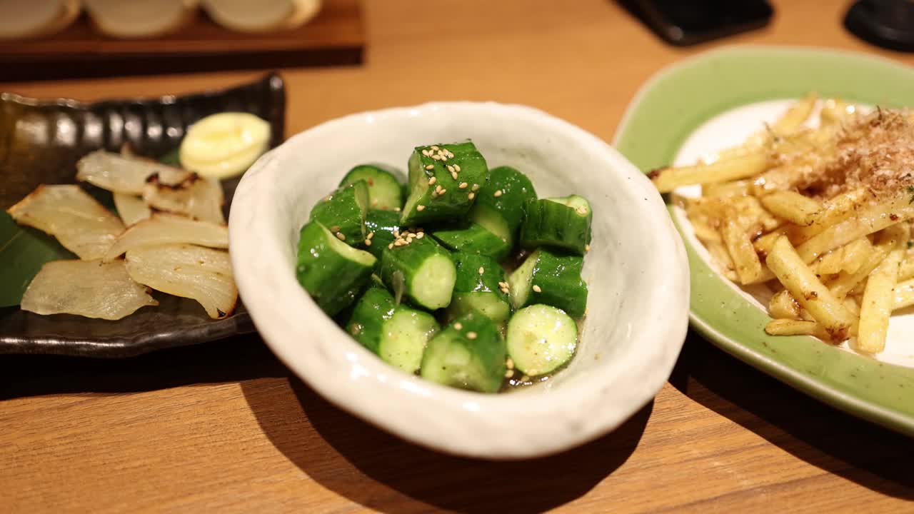 筷子搅拌一碗食物