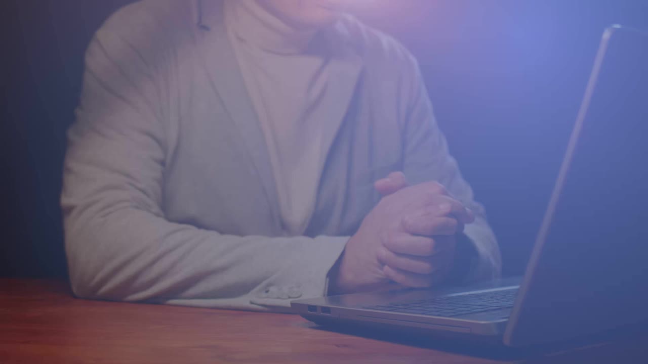 关于环境主题和能源议程的Cg镜头。在笔记本电脑背后一个深思熟虑的人的背景下，微芯片电子正在移动，这是保护自然的象征