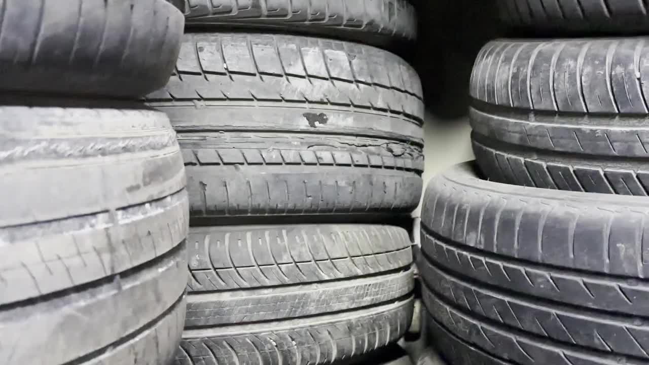 近距离的旧汽车轮胎堆栈4K库存视频