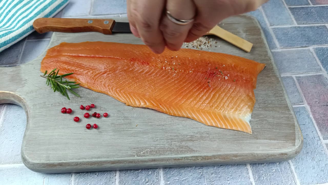 詳情圖-在砧板上，將香料澆在生鱒魚片上(特寫)