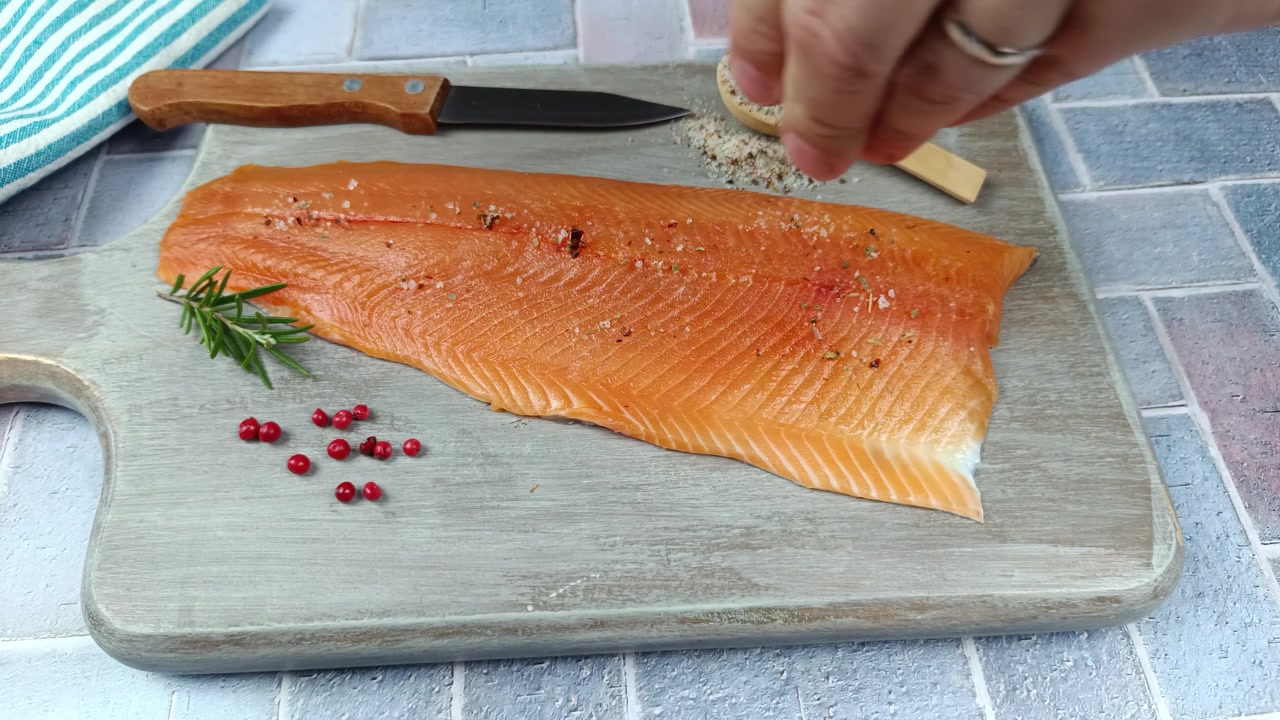 詳情圖-在砧板上，將香料澆在生鱒魚片上(特寫)