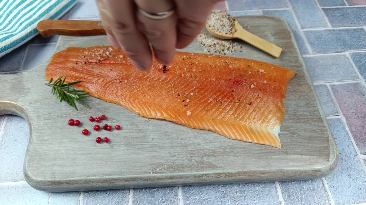 詳情圖-在砧板上，將香料澆在生鱒魚片上(特寫)