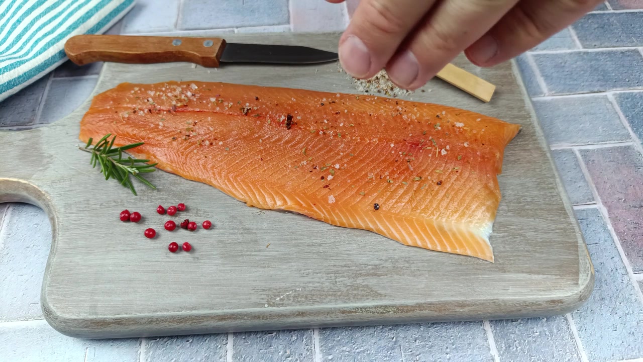 詳情圖-在砧板上，將香料澆在生鱒魚片上(特寫)