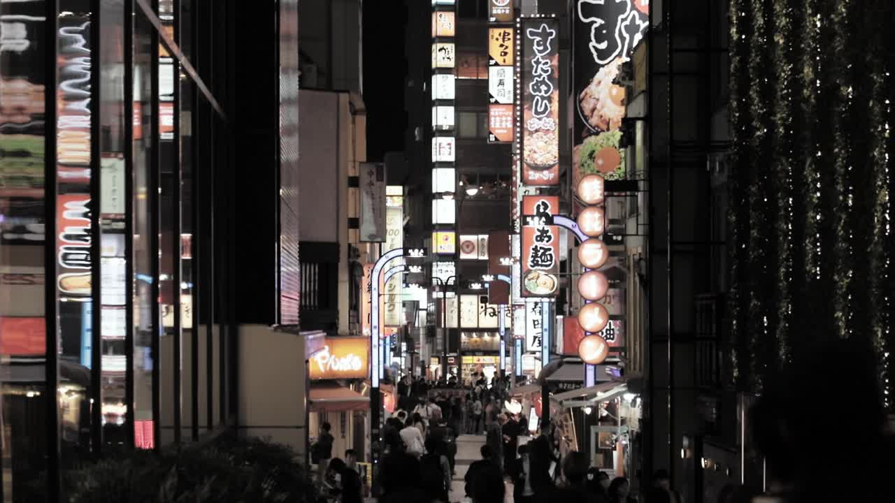 夜晚霓虹闪耀的市中心|日本东京新宿