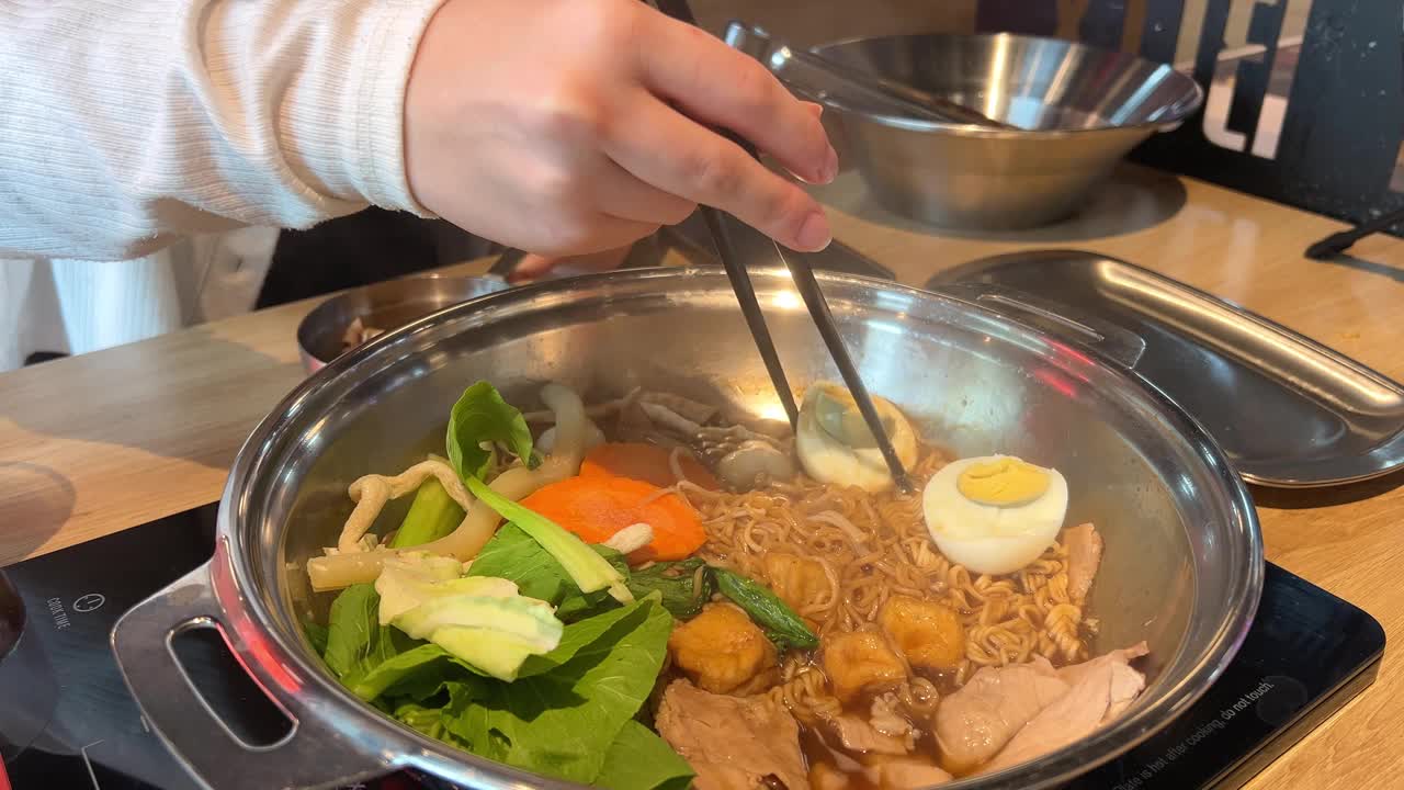 苏木烧，蔬菜热汤，中式美食近距离。寿喜烧是日本食物。黑干鱼露炒腊肉和蔬菜