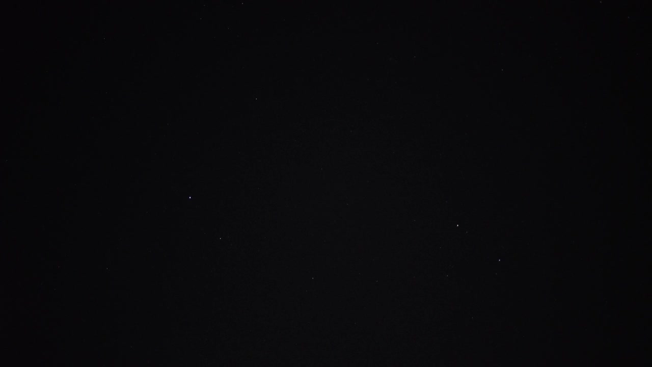 夜空中，星星晃动着镜头