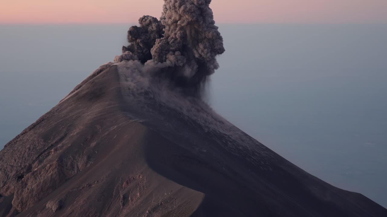 富埃戈火山在日出时大规模喷发，火山灰形成了世界末日的景象。中广角镜头