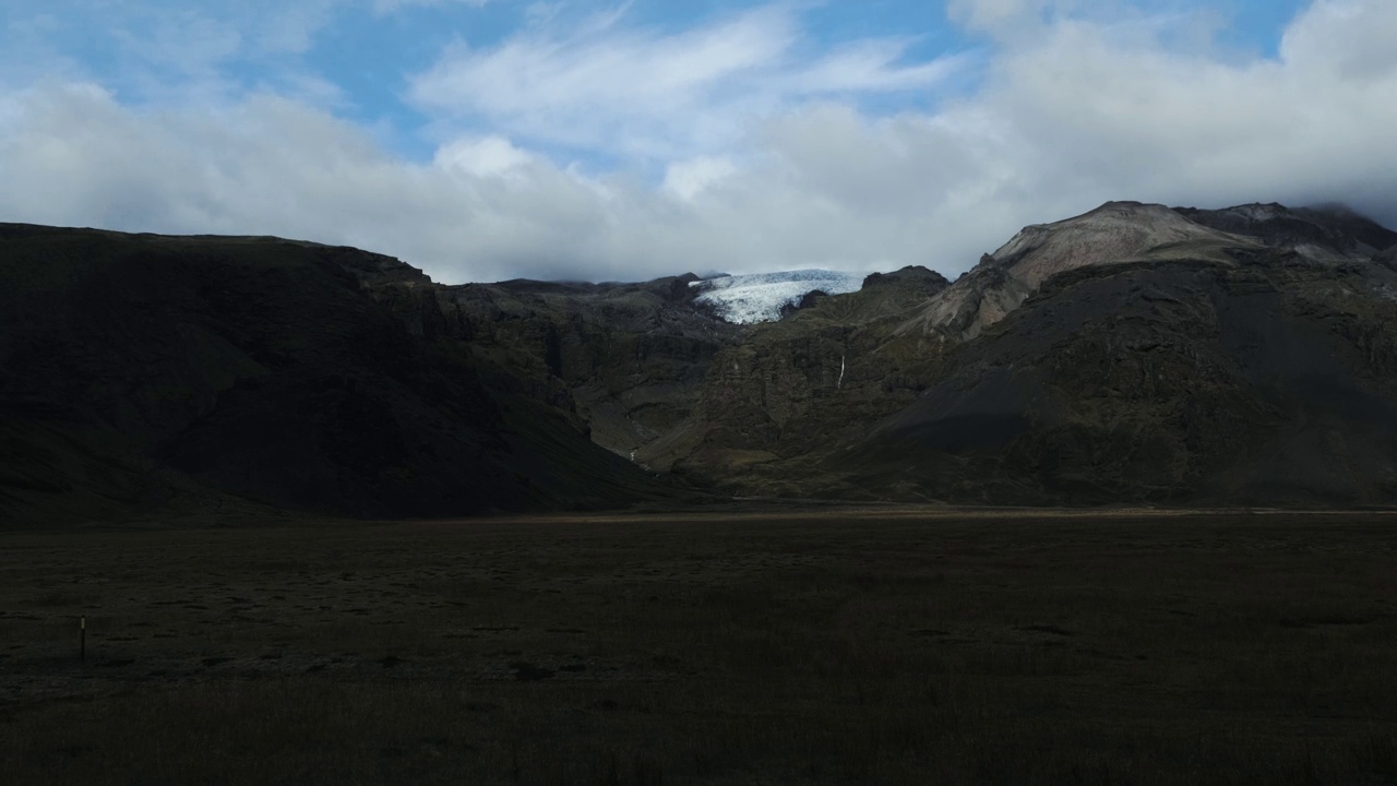 冰川冰舌之间的火山山脉景色，冰岛自然风光在阳光明媚的日子