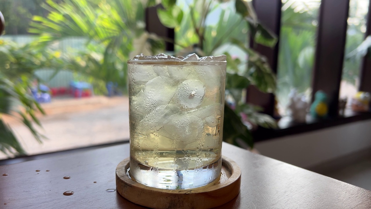 詳情圖-白底日本健康綠茶杯，冰塊被放入玻璃杯的特寫