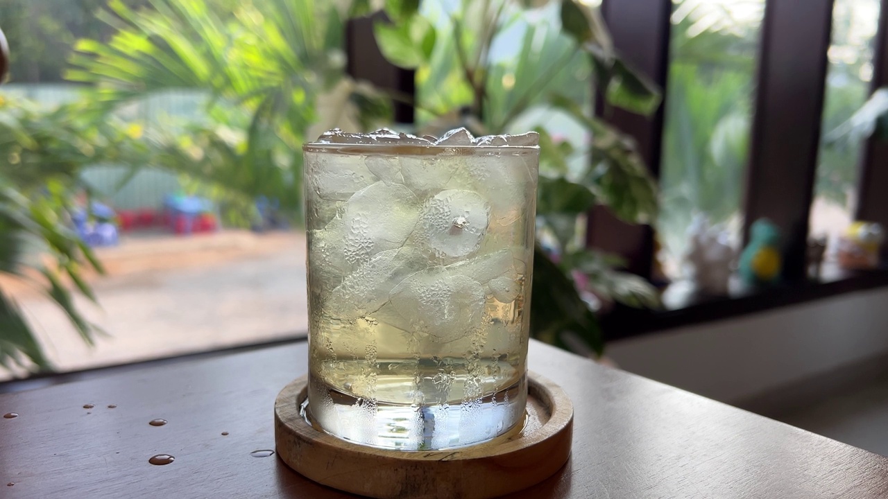 詳情圖-白底日本健康綠茶杯，冰塊被放入玻璃杯的特寫