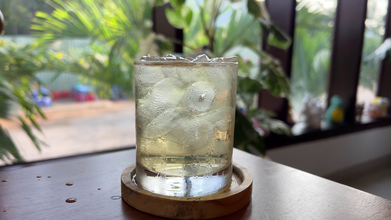 詳情圖-白底日本健康綠茶杯，冰塊被放入玻璃杯的特寫