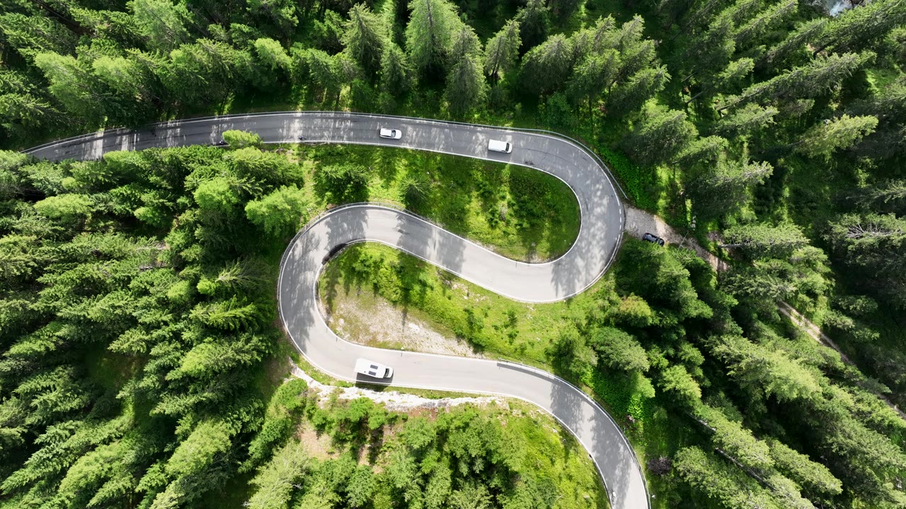 詳情圖-露營車行駛在森林山區(qū)的蛇路上，俯視圖