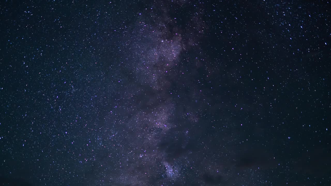 三角洲宝瓶座流星雨和银河系50毫米西南天空在惠特尼山紫色山脉内华达州美国加州时间流逝