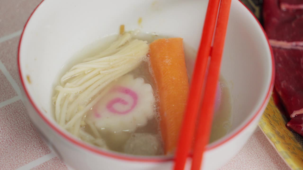 一碗Kagosei Narutomaki, Enoki Mushroom And Crab Stick In Hot Water Steaming, Close Up