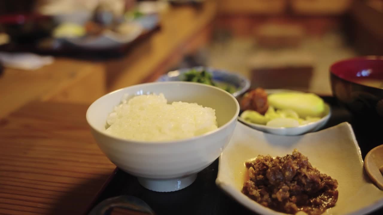 传统的日本和食餐与简单的菜肴