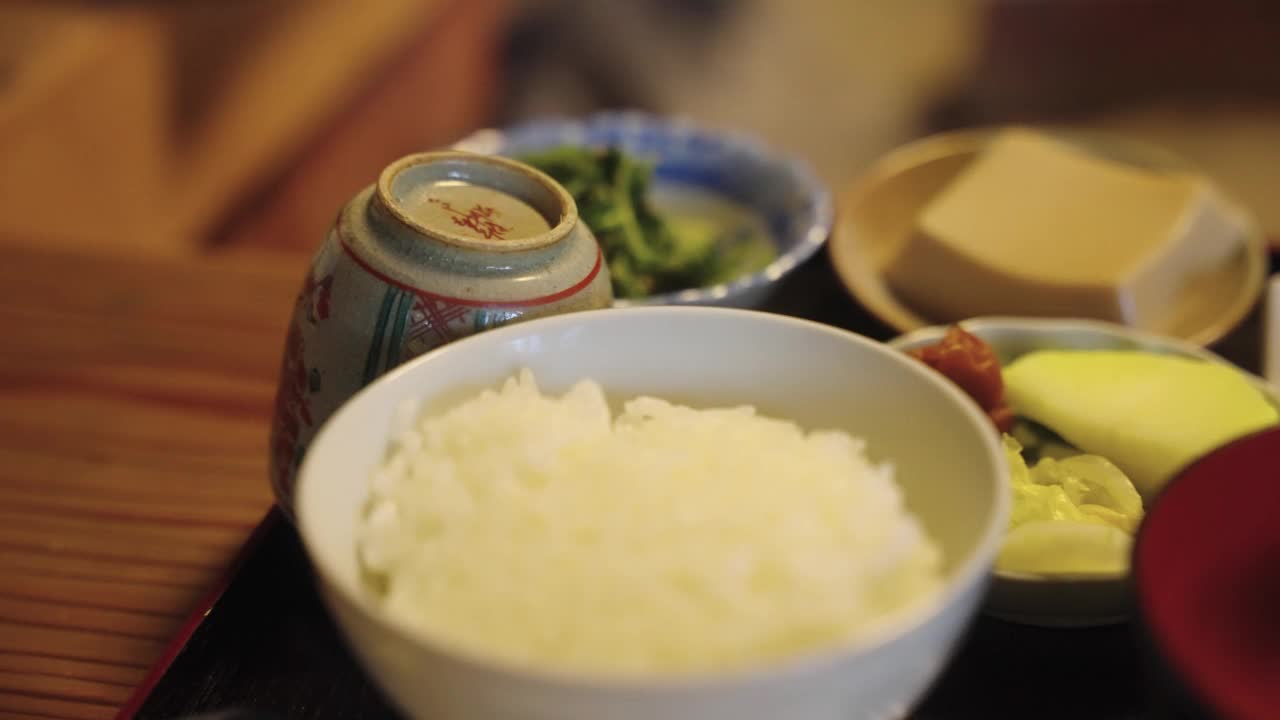 日本传统的食物，米饭，蔬菜，味噌汤和泡菜在和食