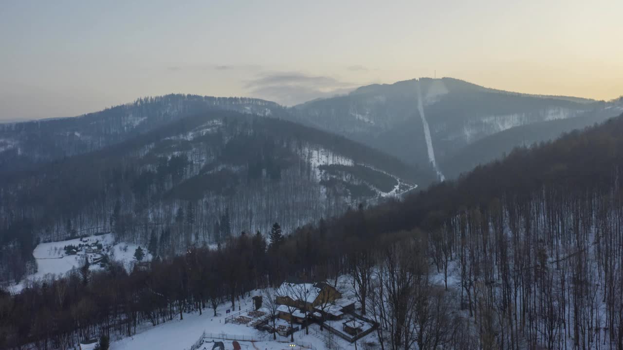 Dębowiec滑雪场空中超延时视图建立冬季高山林地高山滑雪缆车斜坡