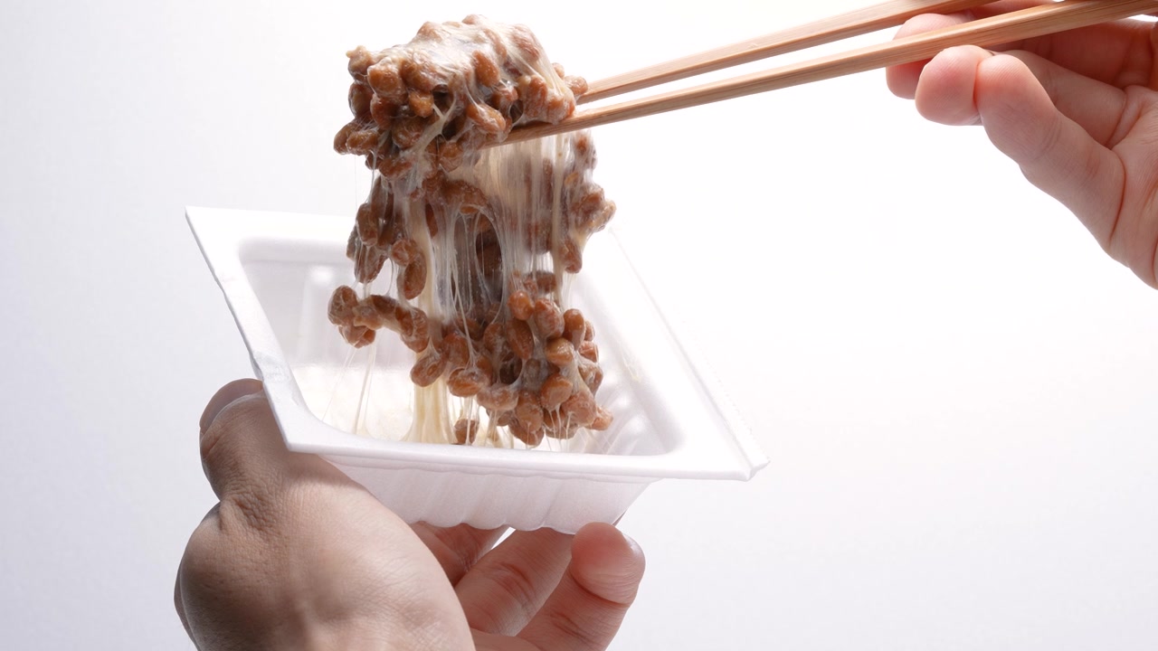 详情图-在白色背景下混纳豆的视频。