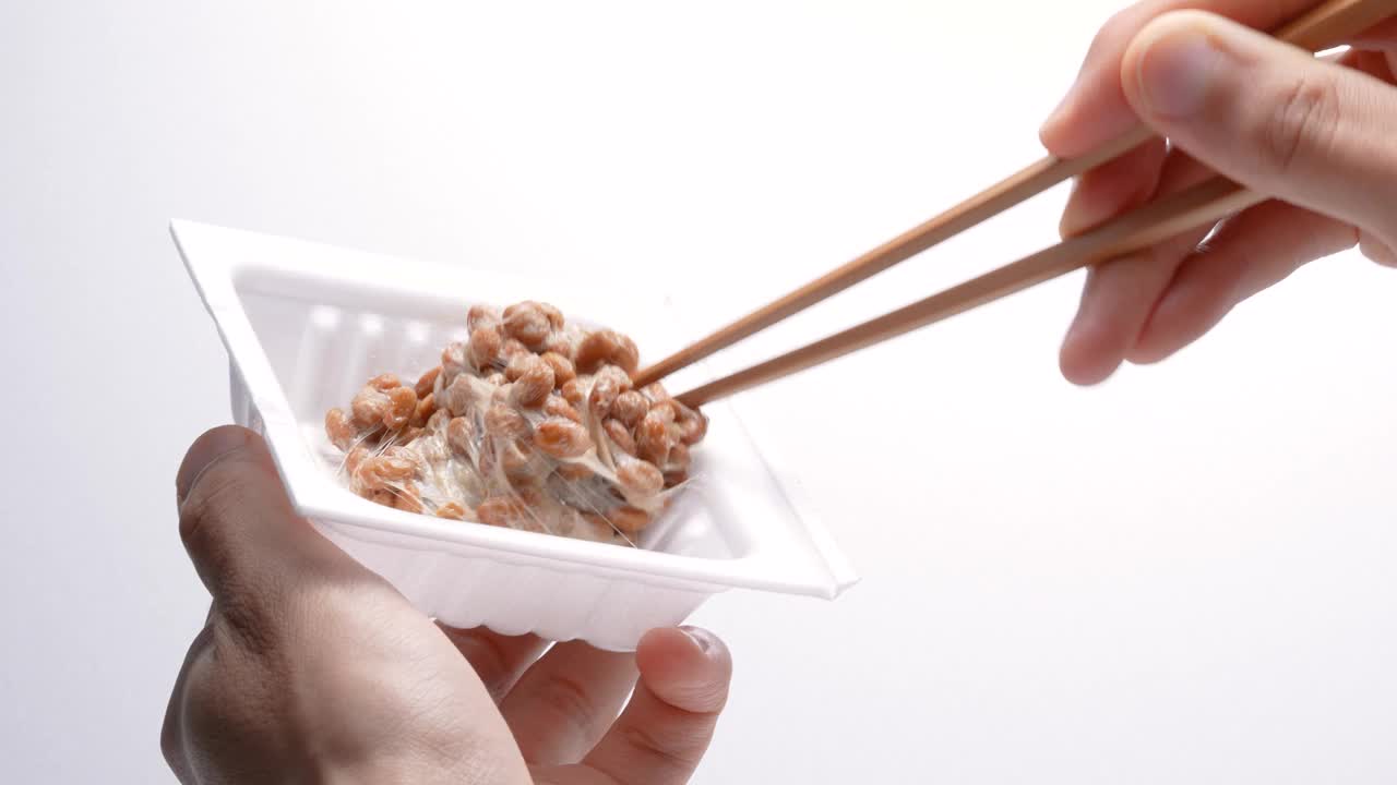 在白色背景下混合北约的视频。
