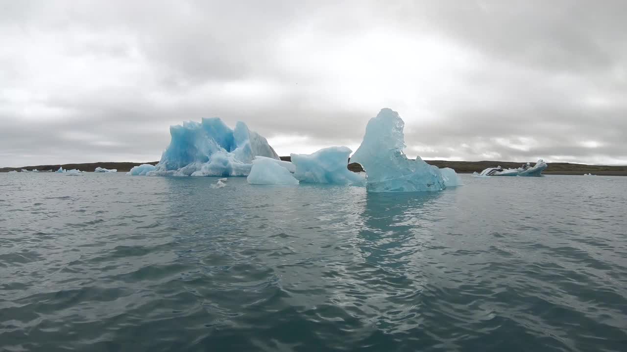 冰岛Jokulsarlon冰川泻湖上漂浮着融化的冰山。全球变暖和气候变化问题的概念