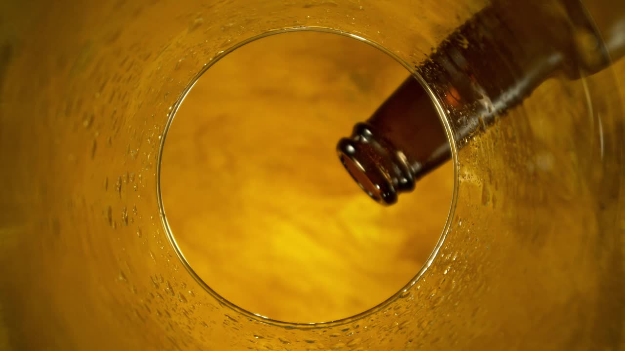 倒啤酒的微距镜头超慢动作。