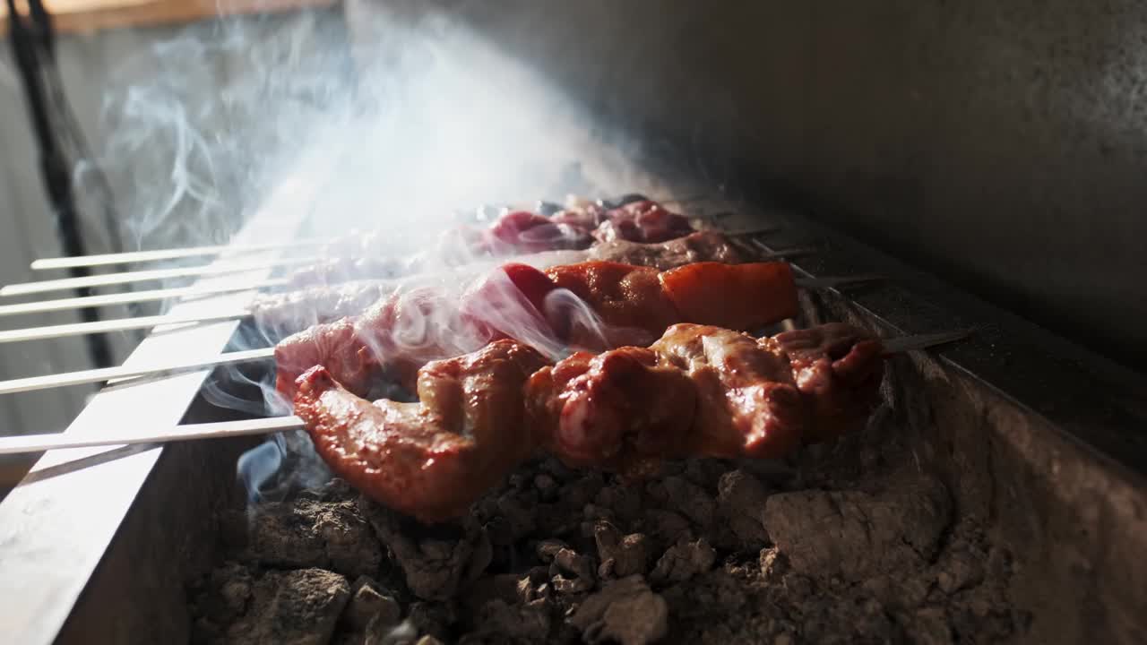 鸡肉、肉和肝串是用木炭在露天烤架上煎的