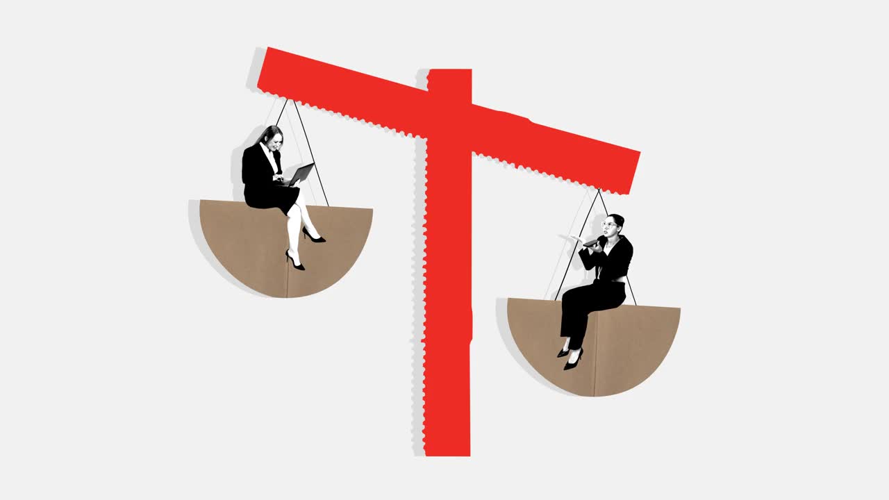 停止运动。动画。两位女士坐在天平上，通过电话和笔记本电脑与商业伙伴在线交谈。