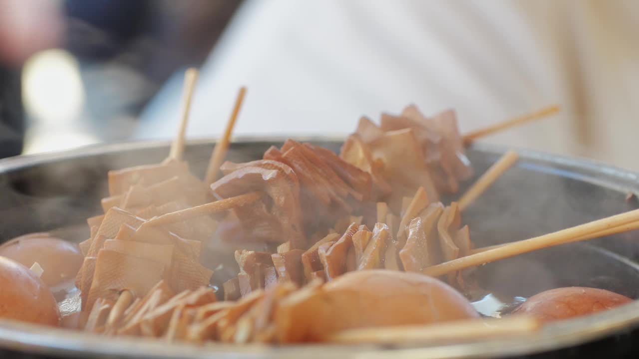 传统的中国麻辣鸡胗特写。亚洲人很喜欢吃鸡胃。当地露天街头食品市场。