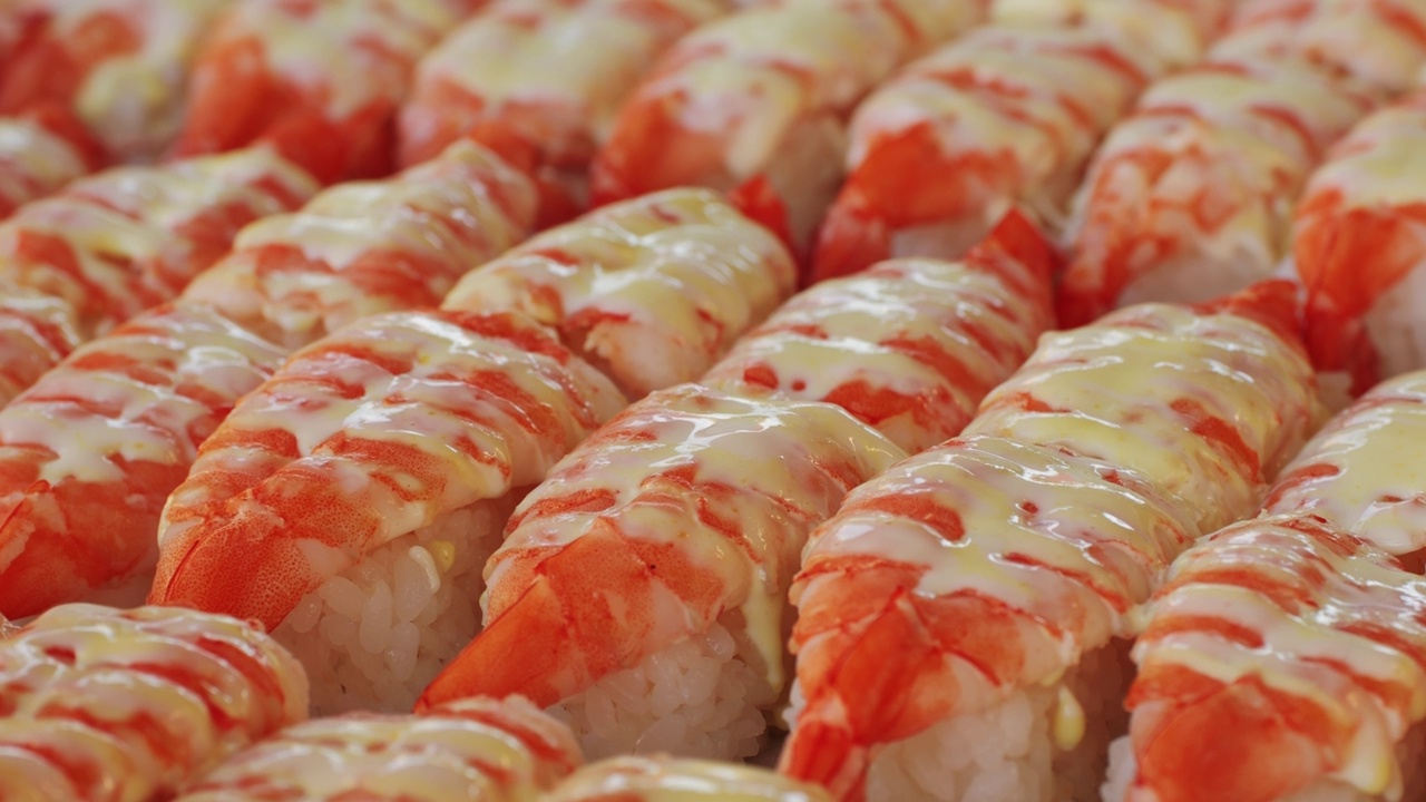 詳情圖-傳統(tǒng)的日本米飯壽司蝦湯特寫。亞洲流行的食物，有海鮮和米飯。壽司或生魚片在當(dāng)?shù)氐穆短旖诸^食品市場。