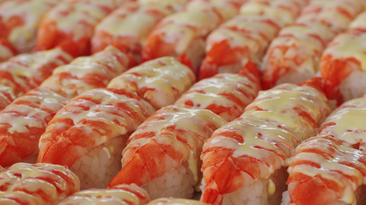 詳情圖-傳統(tǒng)的日本米飯壽司蝦湯特寫。亞洲流行的食物，有海鮮和米飯。壽司或生魚片在當(dāng)?shù)氐穆短旖诸^食品市場。