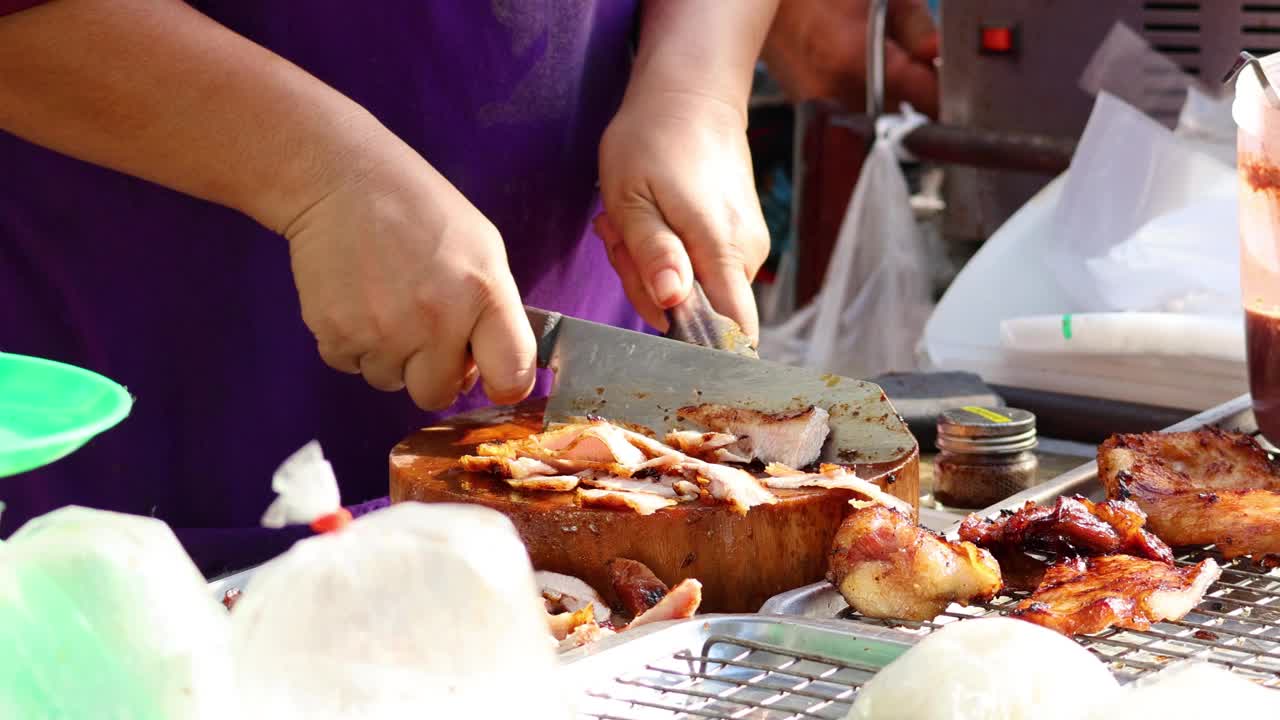 街边小贩正在准备烤鸡
