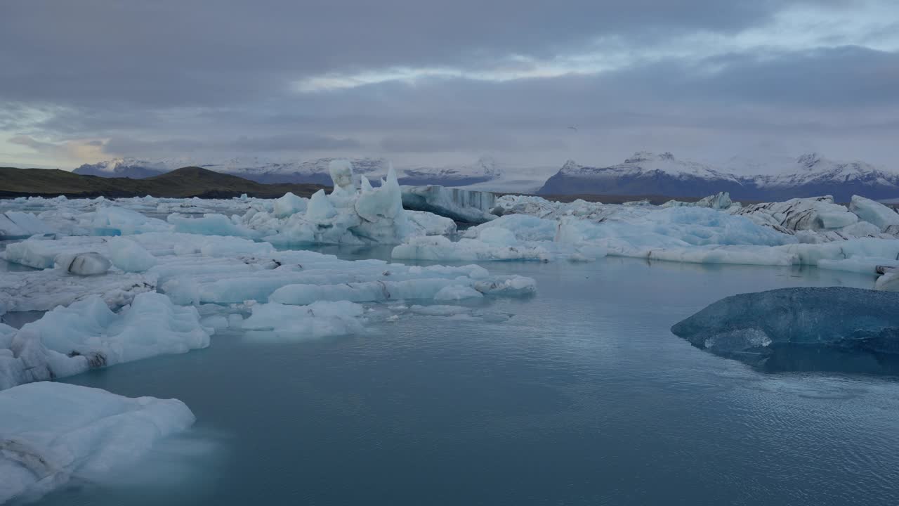 冰川泻湖，Jökulsárlón，冰岛，有冰山和流动的冰冷的蓝色水