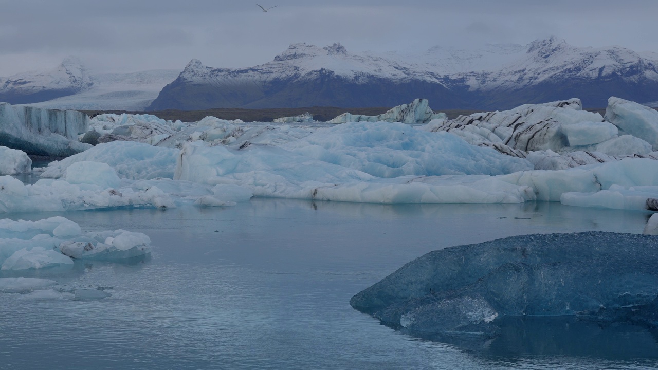 冰川泻湖，Jökulsárlón，冰岛，有冰山和流动的冰冷的蓝色水