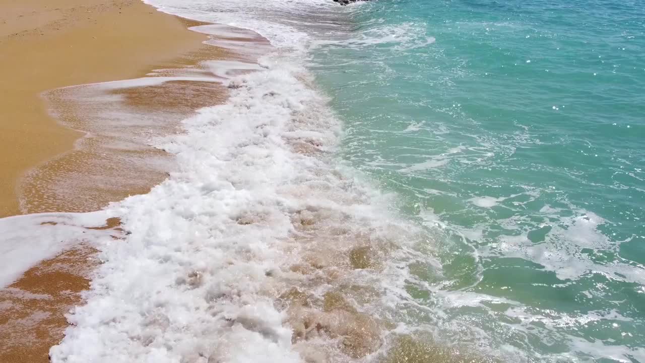 伊朗霍尔木兹岛金色沙滩上美丽的海岸水泡沫海泡沫风景优美的自然景观壮观的乡村阿拉伯传统文化卡塔尔多哈沙特
