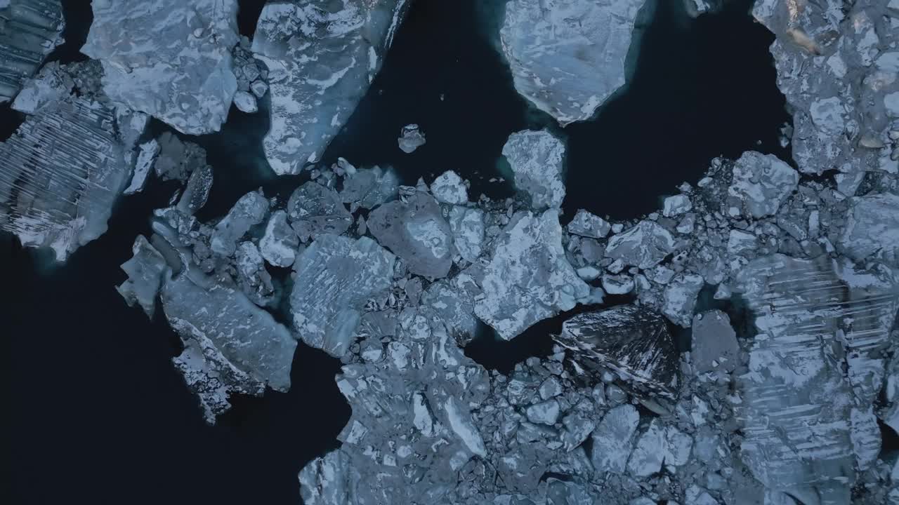 细节视图在飘渺的浮冰，冰山漂浮在独特的蓝绿色的水