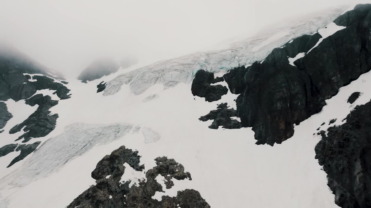 阿根廷火地岛乌斯怀亚的文奇盖拉冰川上的大雪。