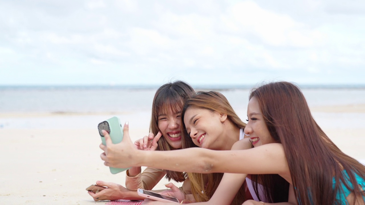 詳情圖-一群快樂的亞洲女性朋友在海灘上放松。