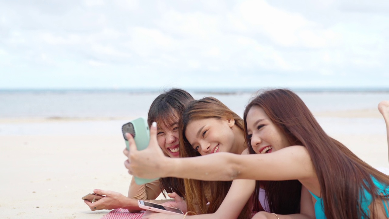 詳情圖-一群快樂的亞洲女性朋友在海灘上放松。