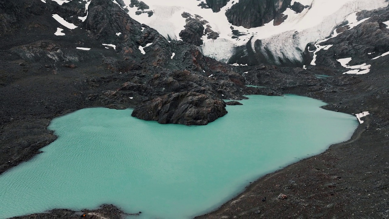 阿根廷火地岛乌斯怀亚的Vinciguerra冰川和Laguna de los Tempanos。无人机回退射击