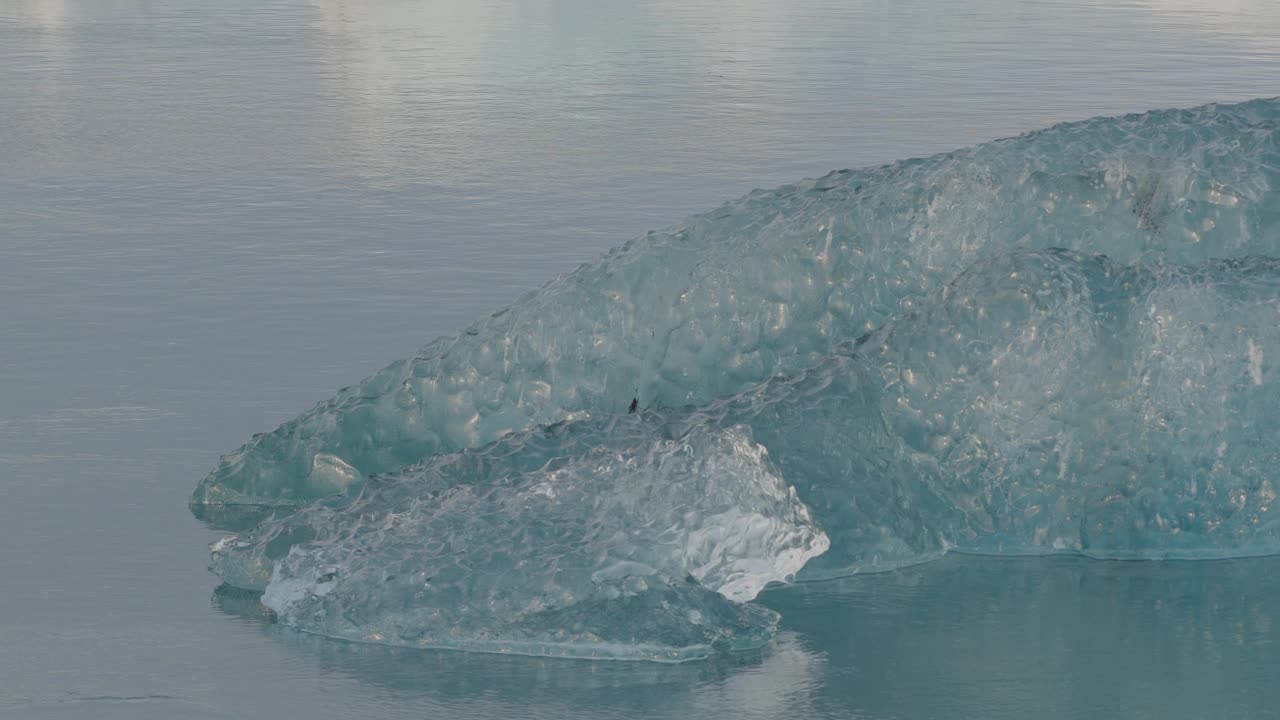 冰岛Jökulsárlón冰川泻湖冰川漂浮在冰冷的水中的特写