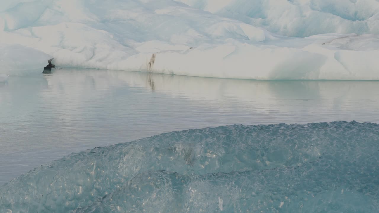 冰岛Jökulsárlón冰川泻湖冰川漂浮在冰冷的水中的特写