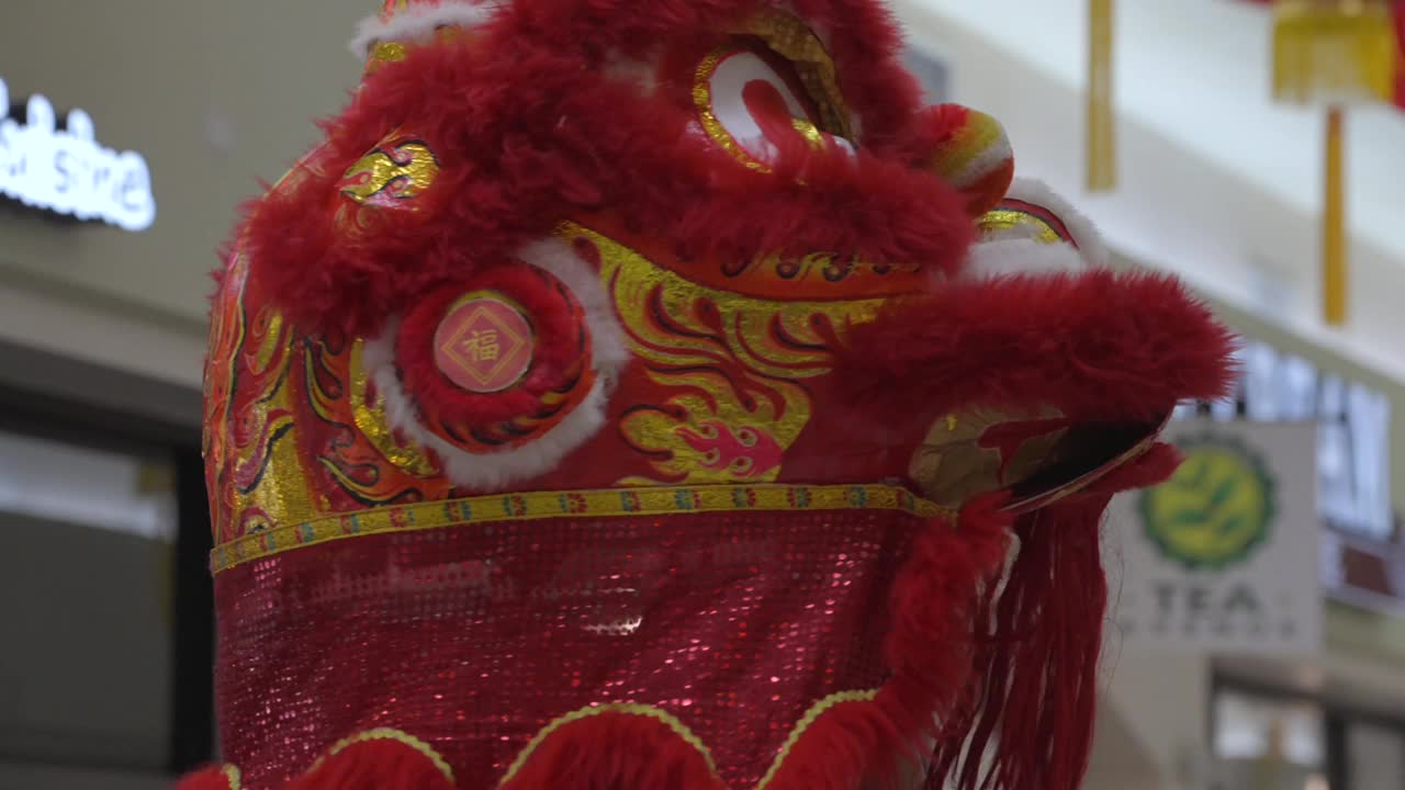 接近两条跳舞的中国龙