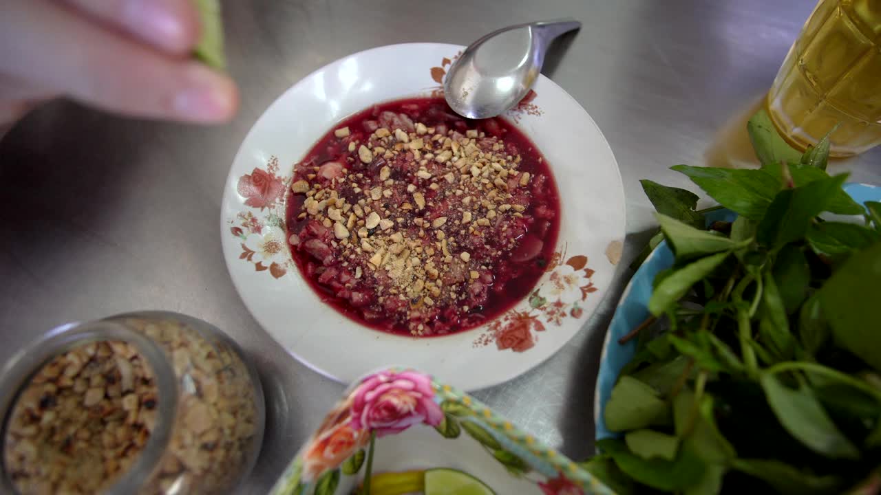 生鸭血和鸭内脏是泰国的传统菜肴，配以花生和草药食物