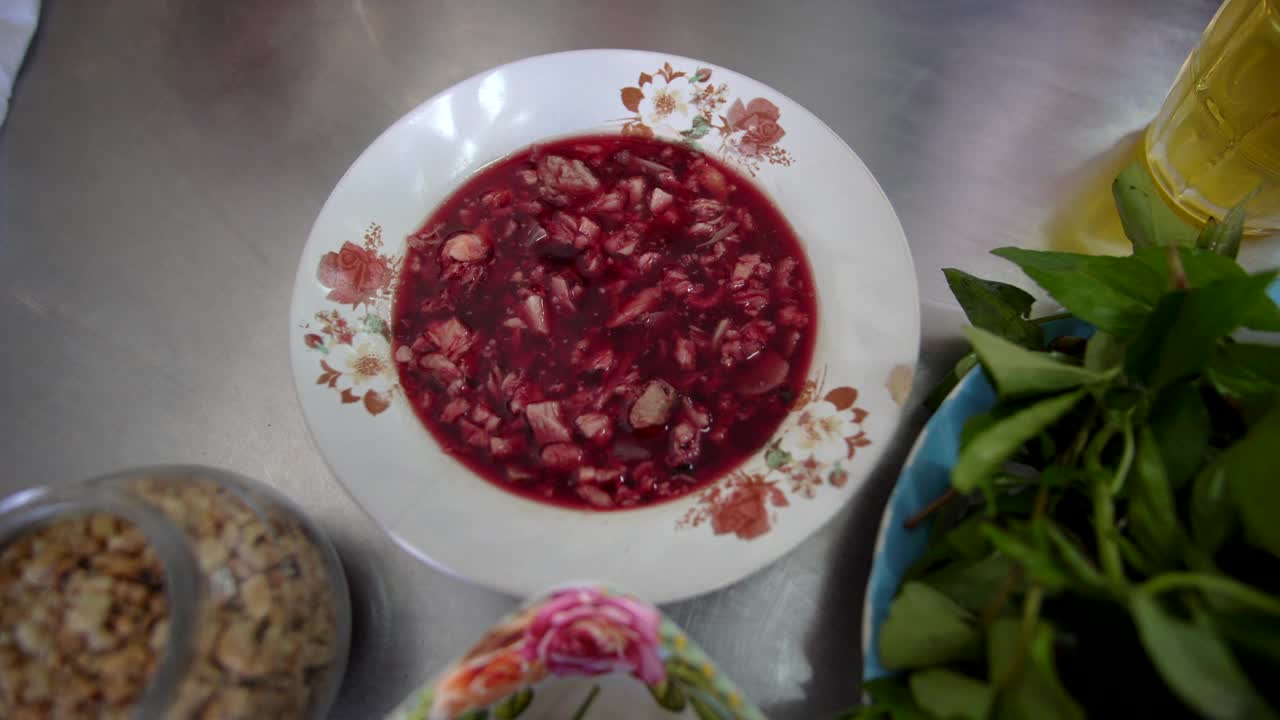 生鸭血和鸭内脏是泰国的传统菜肴，配以花生和草药食物