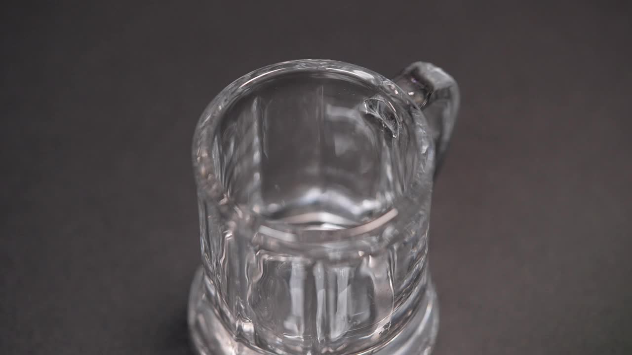 慢镜头倒韩国传统白酒烧酒