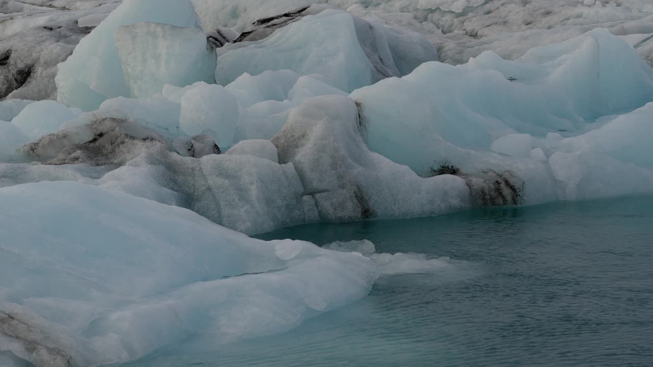 冰岛Jökulsárlón冰川泻湖冰川漂浮在冰冷的水中的特写