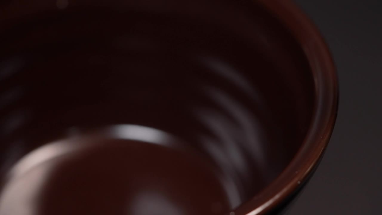 慢镜头倒米酒