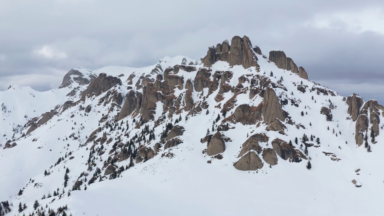 雄伟的雪山山峰在多云的天空，鸟瞰图